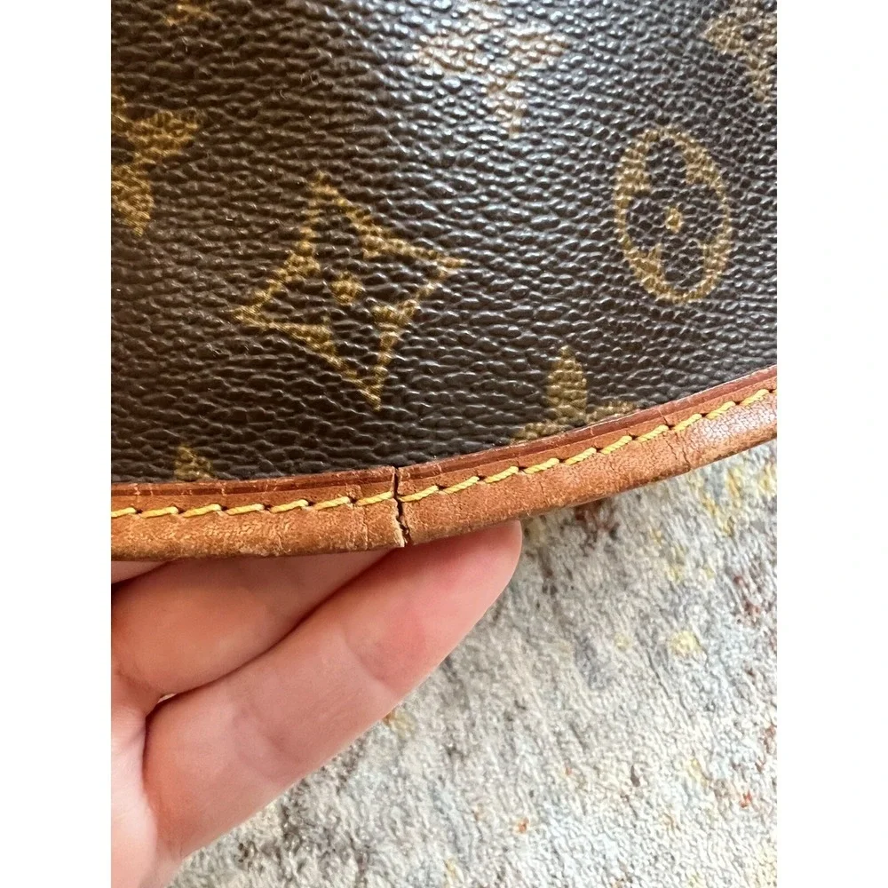 Louis Vuitton Saumur 30 Monogram Canvas Crossbody Messenger Bag AR1900 France‎